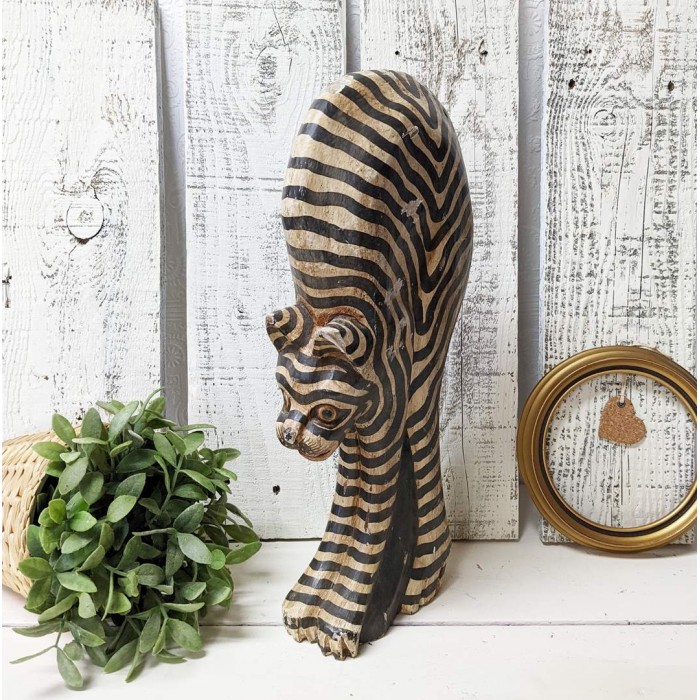 Chat tigré en bois sculpté